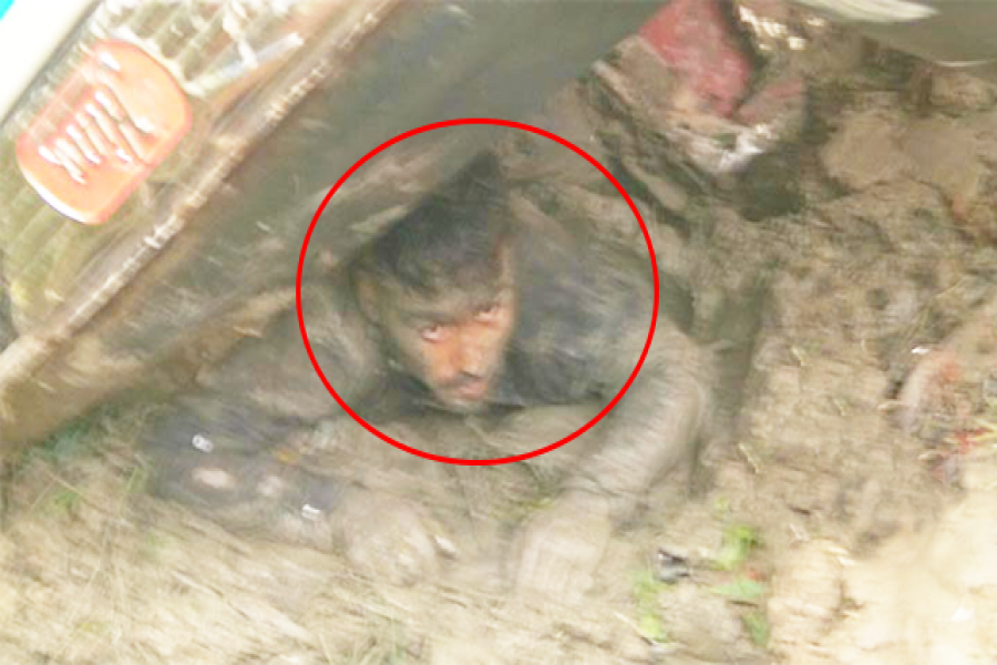 বাসের নিচে চাপা পড়েছেন যুবক