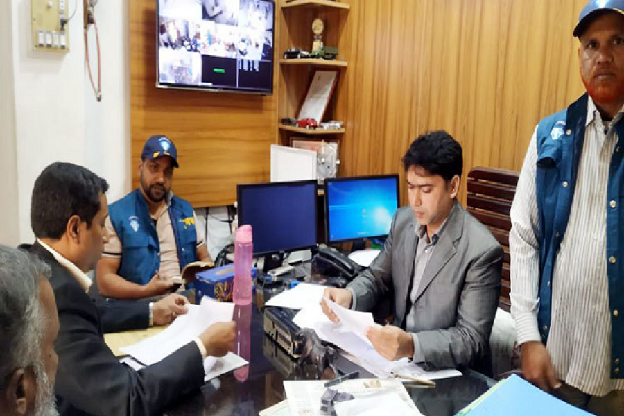 অভিযান পরিচালনা করছেন দুদক টিমের সদস্যরা