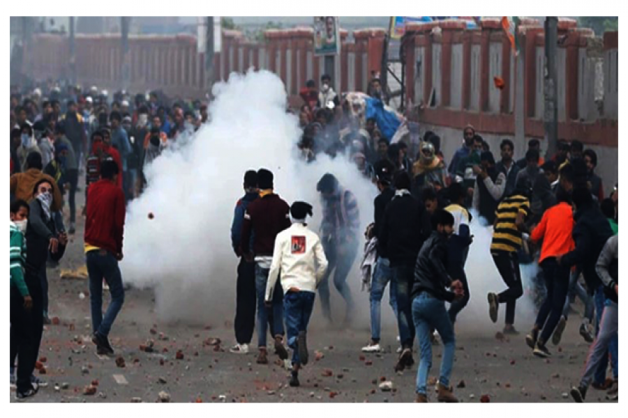 দিল্লিতে তাড়িয়ে গুলি করছে পুলিশ (ভিডিও)