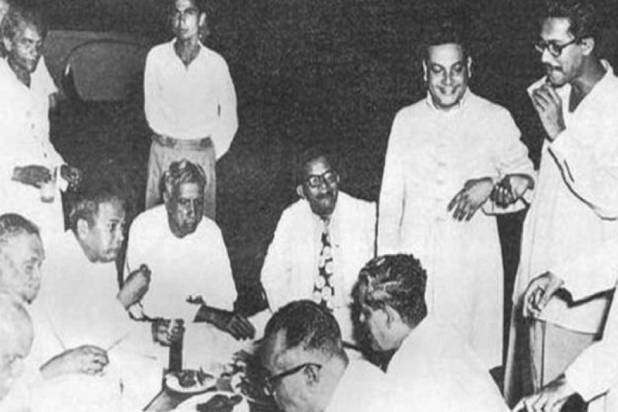আওয়ামী লীগের প্রথম কাউন্সিল সভা অনুষ্ঠিত হয় ঢাকার মুকুল সিনেমা হলে