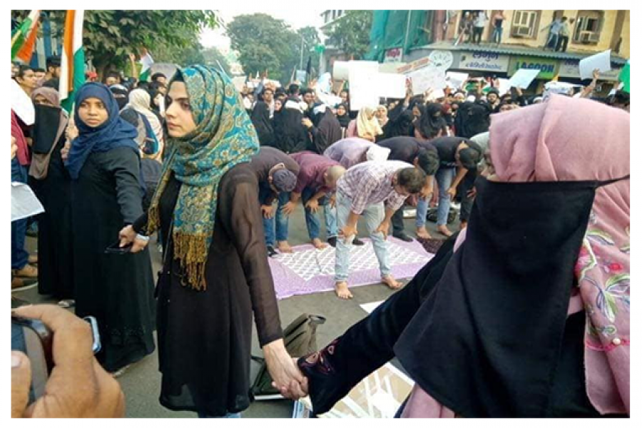 বিক্ষোভ মাঠেই নামাজ, প্রতিরক্ষা বলয় নারীদের— ছবি ভাইরাল