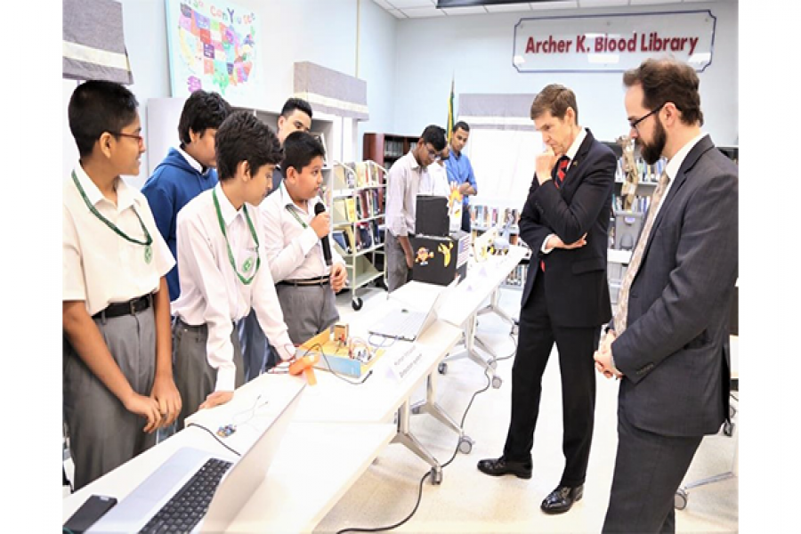 আমেরিকান সেন্টারে খুদে শিক্ষার্থীদের রোবোটিক্স মেলা