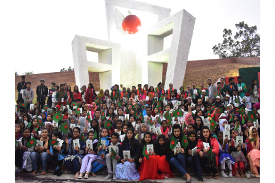 উপস্থিত শিক্ষার্থীদের হাতে হাতে ‘অসমাপ্ত আত্মজীবনী’ গ্রন্থ