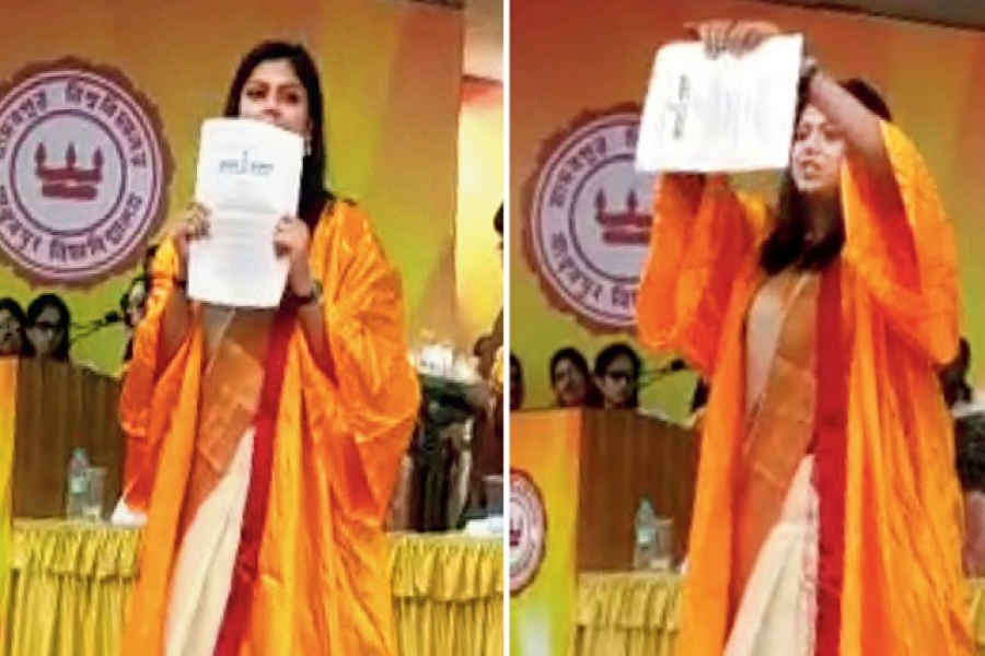 সমাবর্তনে নাগরিকত্ব আইন ছিঁড়ে প্রতিবাদ প্রথম স্থান পাওয়া ছাত্রীর