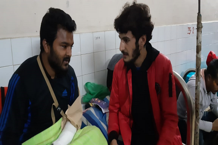 নুর-ফারুকদের দেখতে এসে কাঁদলেন বিদেশি নাগরিকরা!