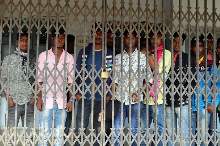 অকৃতকার্য পরীক্ষার্থীদের অধ্যক্ষের কক্ষে তালা