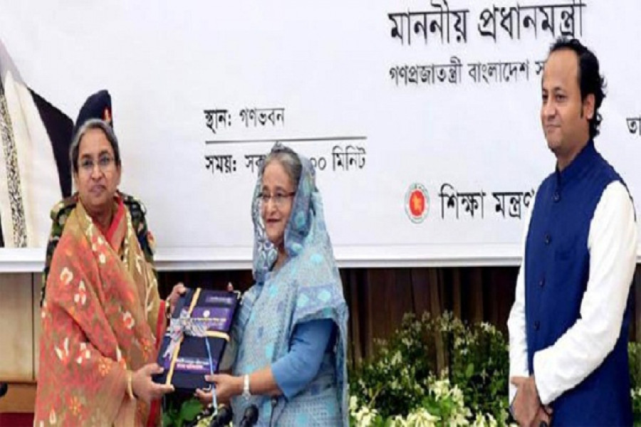 প্রধানমন্ত্রীর নিকট পঞ্চম ও অষ্টমের সমাপনীর ফল হস্তান্তর