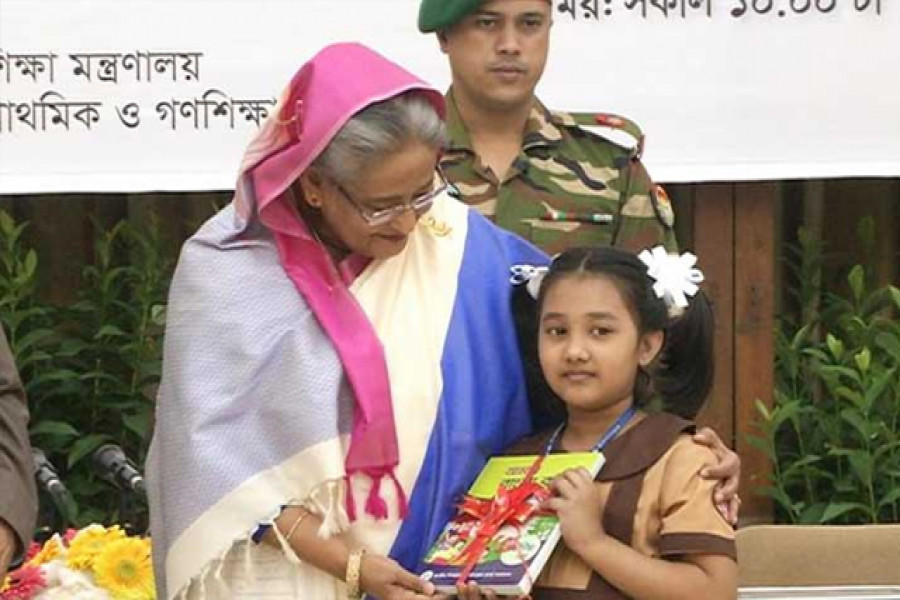 শিক্ষার্থীদের হাতে নতুন বই তুলে দিয়ে বই উৎসব উদ্বোধন করেছেন প্রধানমন্ত্রী। ছবিটি ২০১৯ সালের বই উৎসবের