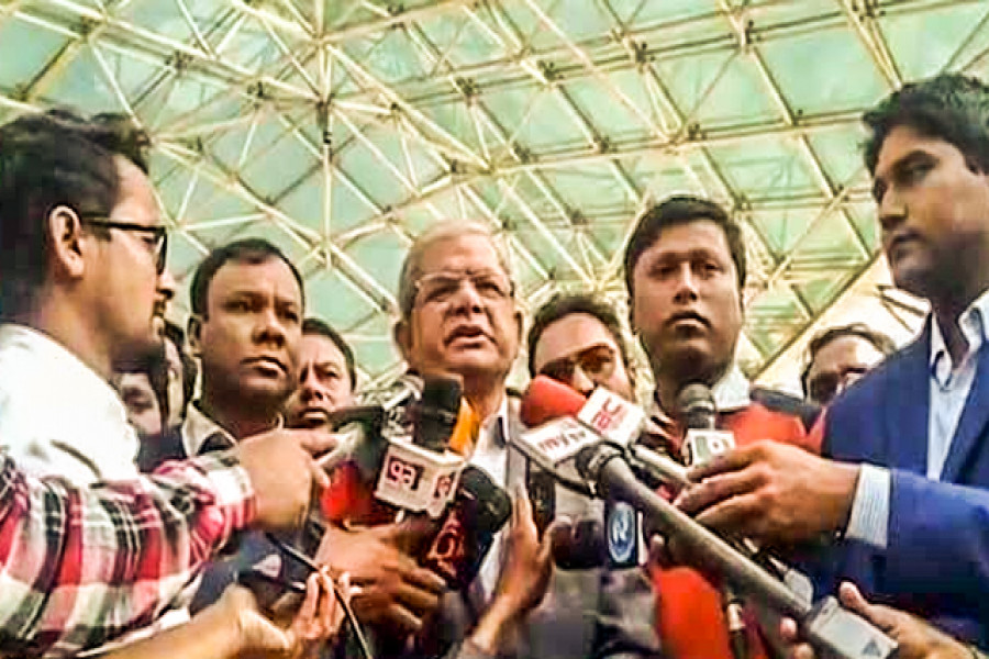 রাজধানীর শের-ই বাংলা নগরে জিয়াউর রহমানের সমাধিতে মির্জা ফখরুল ইসলাম আলমগীর