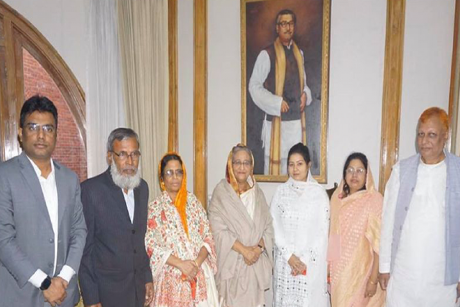 গতকাল মঙ্গলবার গণভবনে প্রধানমন্ত্রী শেখ হাসিনার সঙ্গে সাক্ষাৎ করেন সোহাগ ও এশার পরিবারের সদস্যরা।