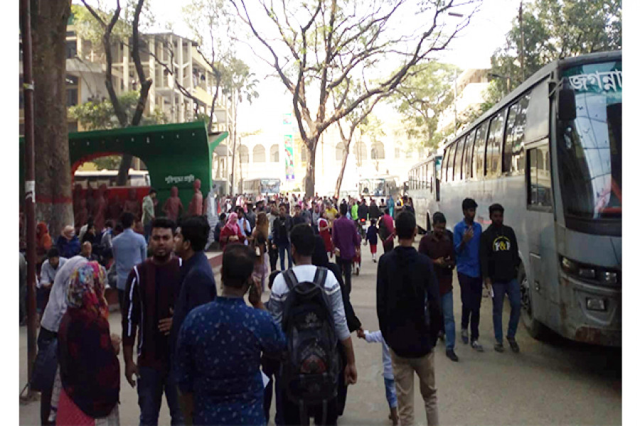 বছরের প্রথম দিনে নতুন শিক্ষার্থীদের পদচারণায় মুখর জবি