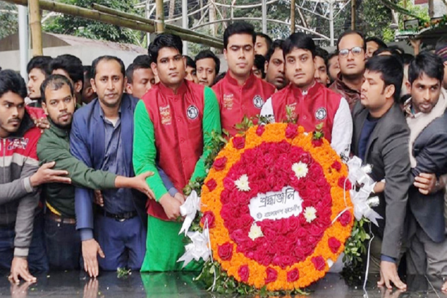 ৭২তম প্রতিষ্ঠাবার্ষিকী উপলক্ষ্যে বঙ্গবন্ধুর প্রতিকৃতিতে ছাত্রলীগের নেতাকর্মীরা