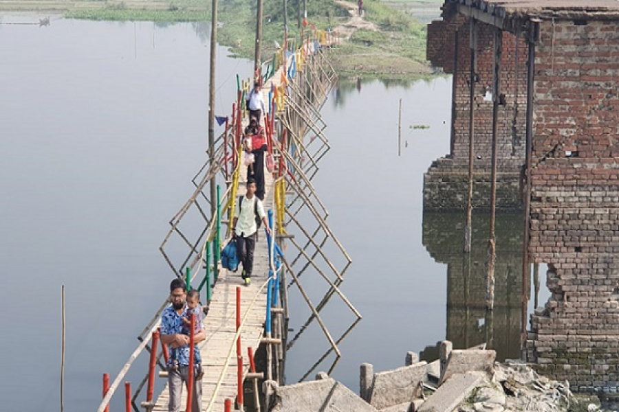 এই বাঁশের সাঁকো পার হতেই জনপ্রতি ৫ টাকা করে দিতে হয়