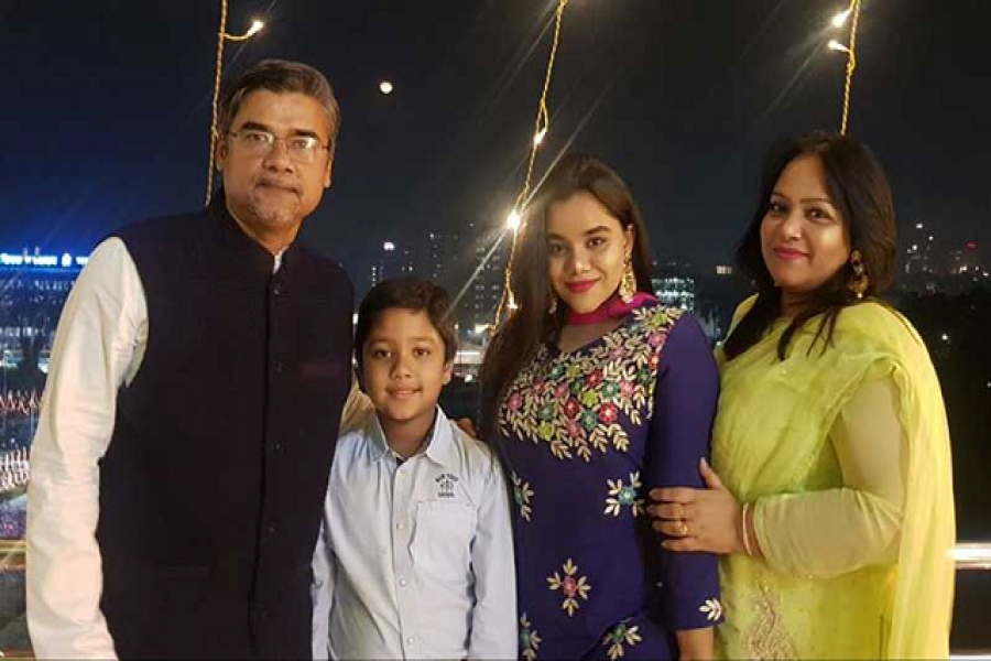 পরিবারের সাথে ঐশী