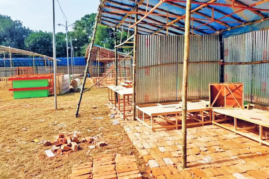 বিদ্যালয় মাঠে মেলার নির্মাণ কাজ চলছে