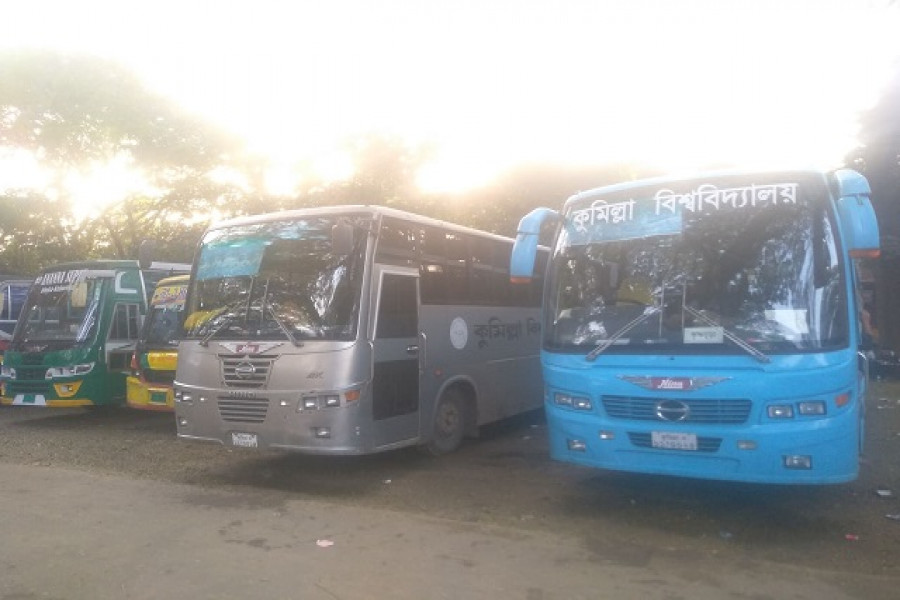 ঢাকা বিশ্ববিদ্যালয়ে পার্কিং করা কুবির বাস
