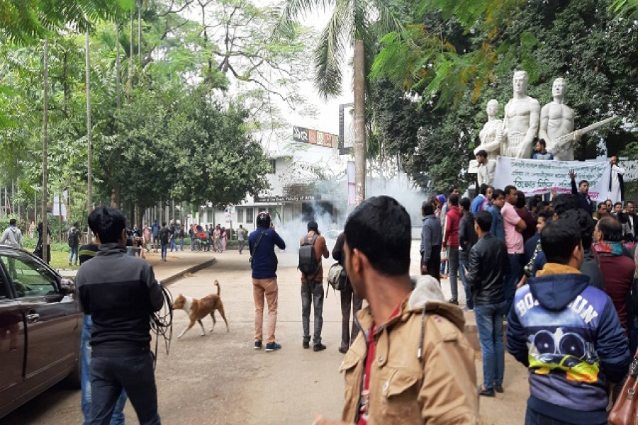 ঢাবিতে ছাত্রদলের সমাবেশের পাশেই ককটেল বিস্ফোরণ (ভিডিও)