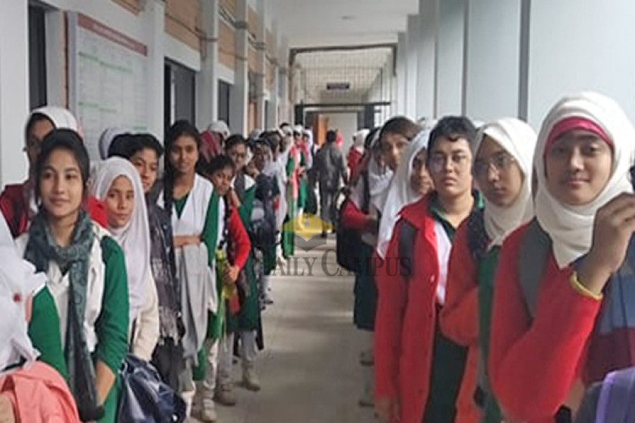 শিক্ষকের বদলি ঠেকাতে ডিসিকে ছাত্রীদের স্মারকলিপি