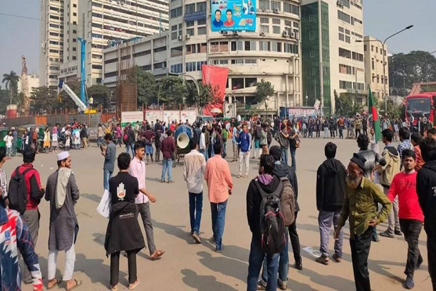 ঢাবি ছাত্রীকে ধর্ষণে জড়িতদের শাস্তির দাবিতে শাহবাগ অবরোধ