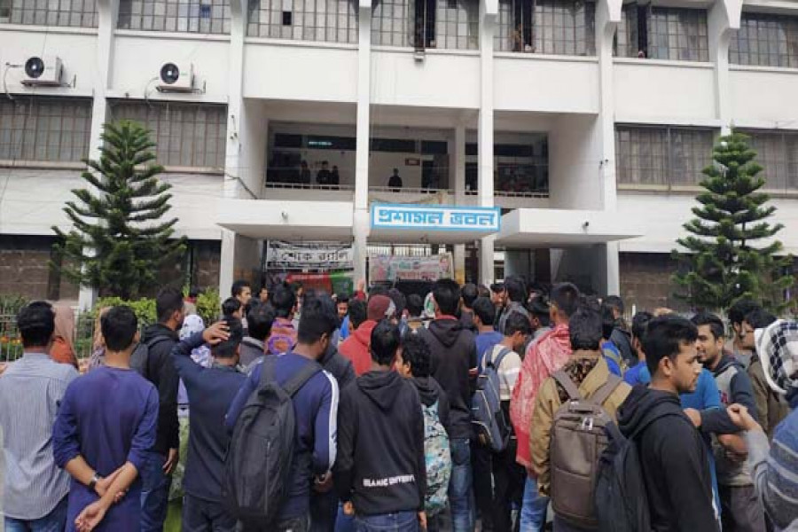 শিক্ষার্থীর হাতে ইবি শিক্ষক লাঞ্ছিত, আটক ১