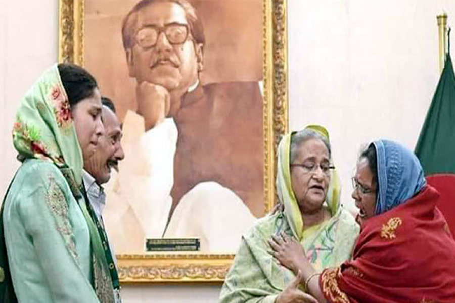 প্রধানমন্ত্রীর সামনে কান্নায় ভেঙে পড়েন ছাত্রলীগ নেতার মা