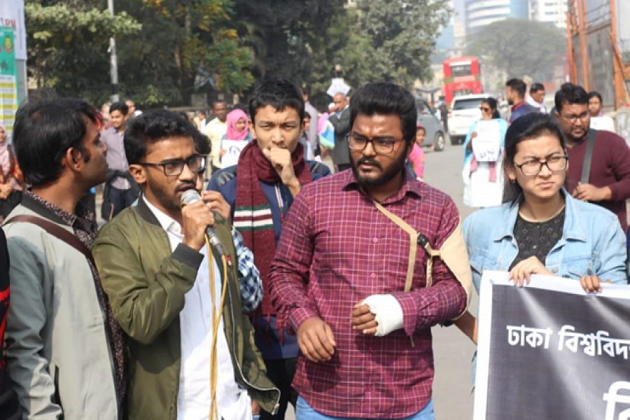 ভাঙা হাতে শিক্ষার্থীদের আন্দোলনে ফারুক, ছবি ভাইরাল