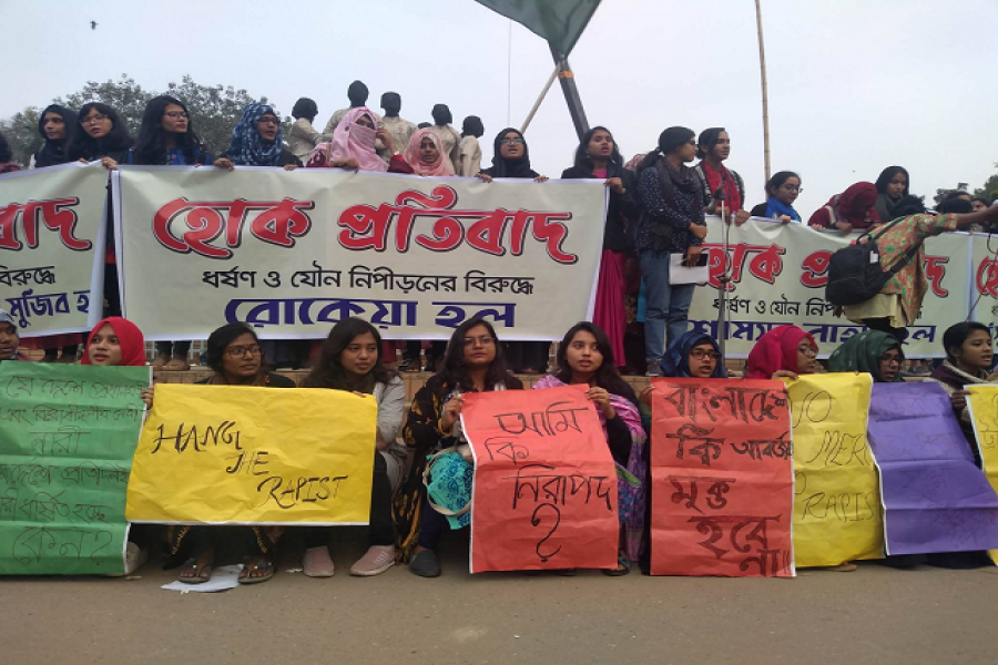  ৫ ছাত্রী হলের শিক্ষার্থীদের একযোগে নারী সমাবেশ