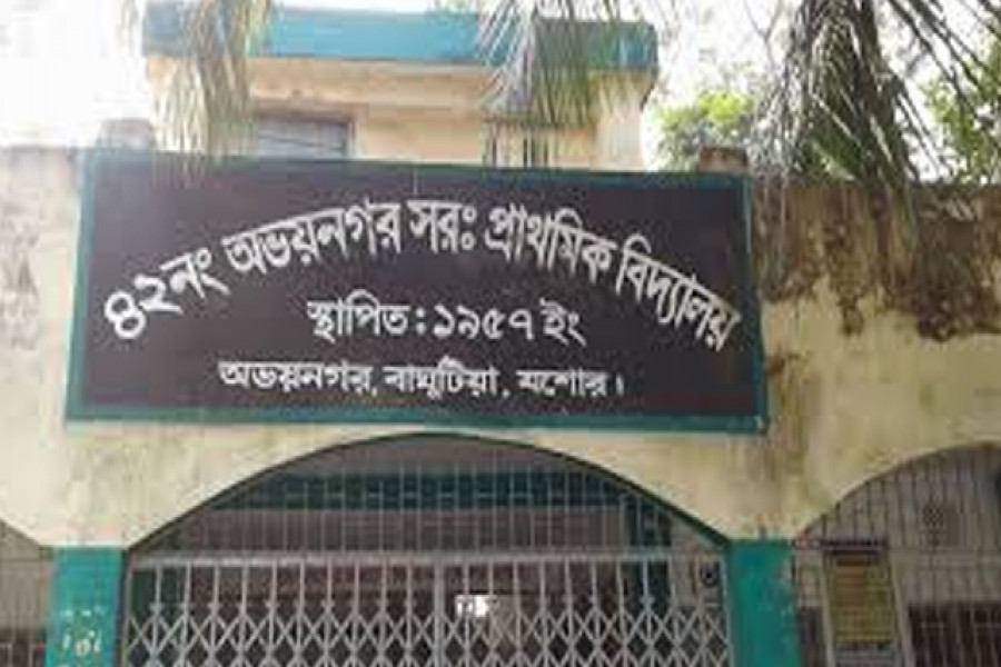 শিক্ষক-শিক্ষার্থীদের বের করে বিদ্যালয়ের শ্রেণিকক্ষে তালা