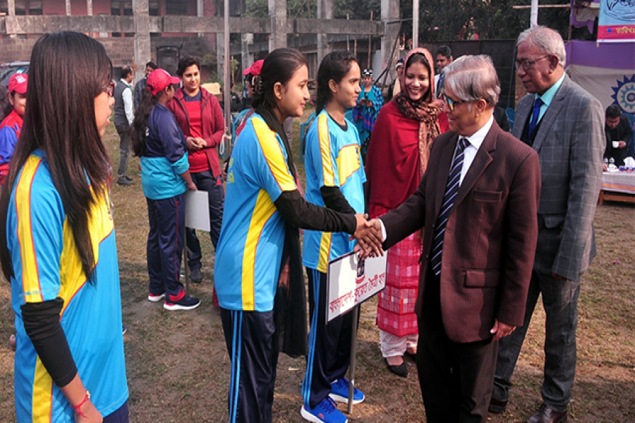ঢাবিতে ক্রিকেট প্রতিযোগিতা উদ্বোধন করলেন উপাচার্য
