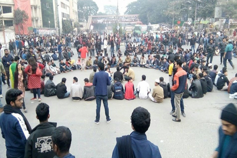 ‘পূজার দিনে ভোট নয়’—শাহবাগ অবরোধ