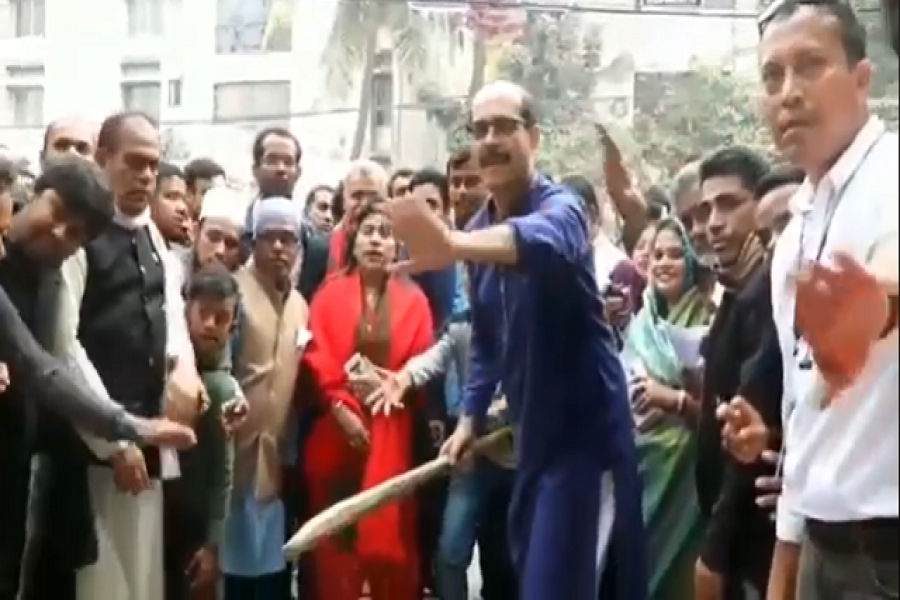 চা বিক্রির পর এবার ক্রিকেট খেলায় মাতলেন আতিকুল