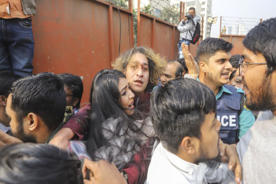 পিস্তল তাক করায় গণপিটুনি, বাঁচাতে প্রাণপণ চেষ্টা অন্তঃসত্ত্বা স্ত্রীর