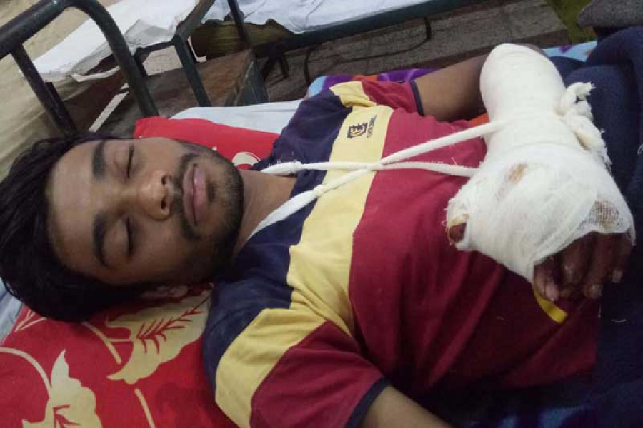 অনৈতিক কাজের প্রতিবাদ, কলেজছাত্রের অঙ্গুল কেটে নিল বখাটেরা