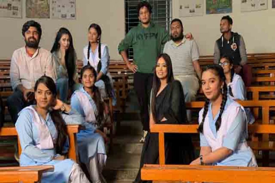 শুটিংয়ের ফাঁকে নির্মাতার (পেছনে দাঁড়ানো) সঙ্গে মালা ও তার বন্ধুরা 