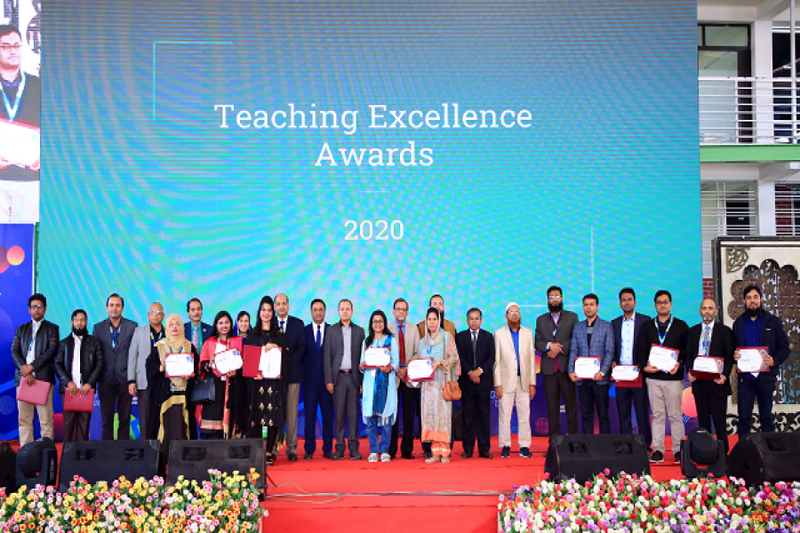 অনুষ্ঠানে অতিথিরা