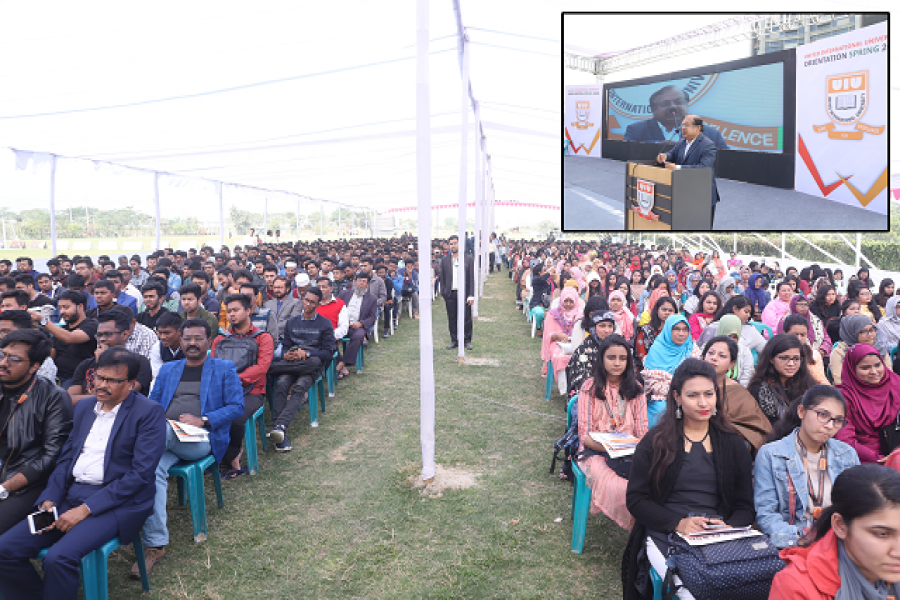 নবীনবরণ অনুষ্ঠানে শিক্ষার্থী এবং অভিভাবকরা