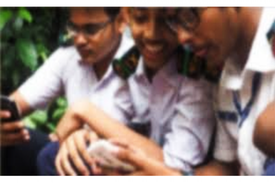 স্কুল সীমানায় স্মার্টফোন পেলেই জব্দ