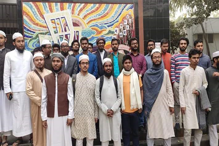 ডাকসু ভবনের সামনে ভিপি নুরুল হকের সঙ্গে মাসা ইউনিভার্সিটির ভিপি বশির ইবনে জাফর (নুরের ডান পাশে) এবং অন্যান্যরা