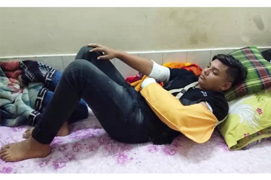 হাতুড়ি দিয়ে কলেজছাত্রের হাত ভেঙ্গে দিল ছাত্রলীগ