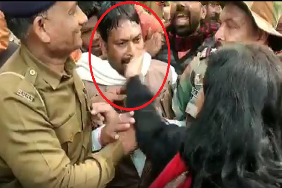 বিজেপি নেতাকে কষে চড় মারলেন নারী কর্মকর্তা (ভিডিও)