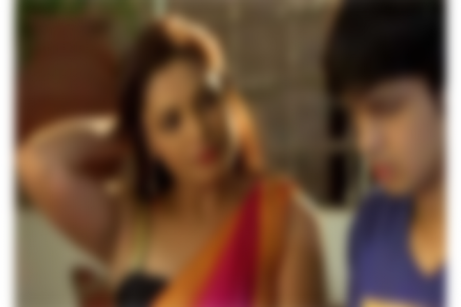 অষ্টম শ্রেণির ছাত্রকে নিয়ে পালালেন ২৬ বছরের শিক্ষিকা