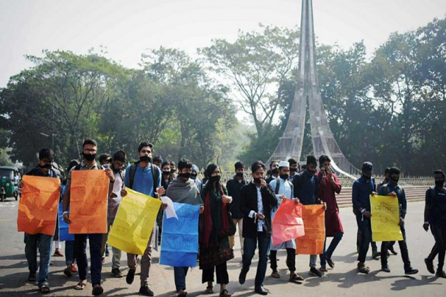 চবি ছাত্রীকে মারধর, মুখে কালো কাপড় বেঁধে প্রতিবাদ