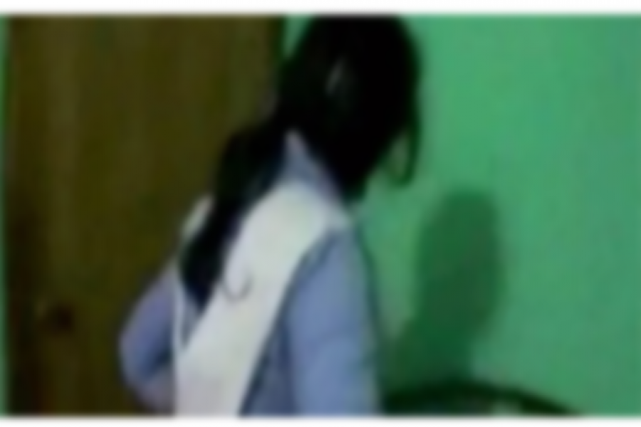 প্রকাশ্যে স্কুলছাত্রীকে জড়িয়ে ধরল বখাটে, ৯৯৯ ফোনে রক্ষা