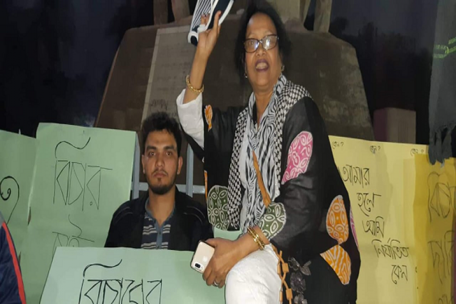 রাজু ভাস্কর্যে অবস্থান নেয়া ছাত্রের পাশে সেই রাজুর খালা