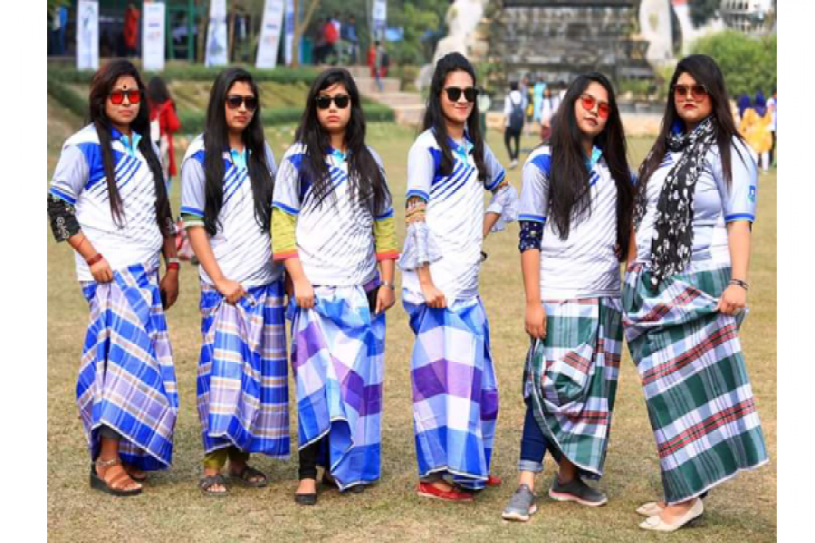 লুঙ্গি পরে ড্যাফোডিলের শিক্ষার্থীরা