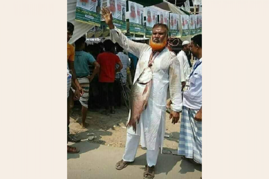 গলায় মাছ ঝুলিয়ে ভোট চাইলেন প্রার্থী!