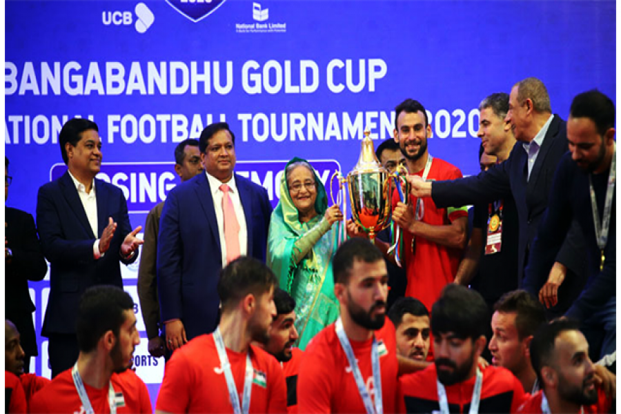 বিজয়ী ফিলিস্তিন দলের হাতে কাপ তুলে দেন প্রধানমন্ত্রী শেখ হাসিনা
