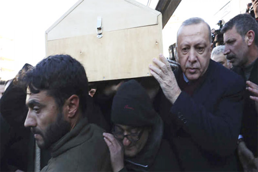 ভূমিকম্পে নিহত দুই ব্যক্তির লাশ নিয়ে যাচ্ছেন প্রেসিডেন্ট এরদোয়ান