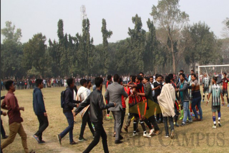 ইবিতে ফুটবল খেলায় রেফারিকে খেলোয়াড়দের মারধর
