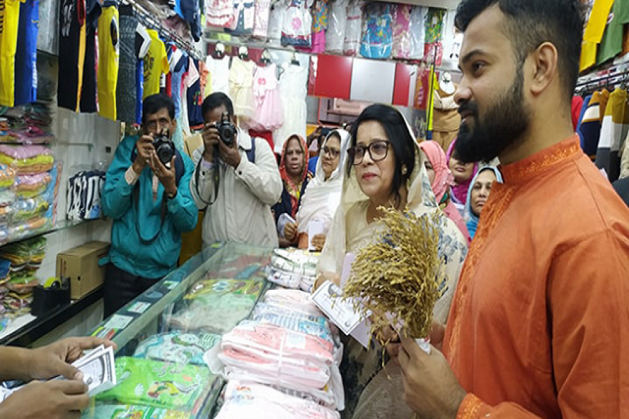 সন্তানের জন্য ভোট চাইলেন মা